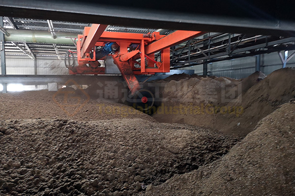 養雞場糞便臭味熏天如何處理?新型有機肥料發酵翻堆機成雞糞處理神器