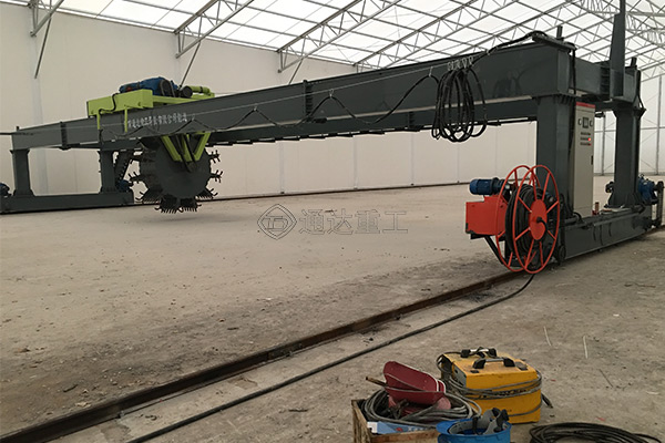 葉輪翻堆機跨度18米，輪盤可行走適合大型有機肥加工廠使用