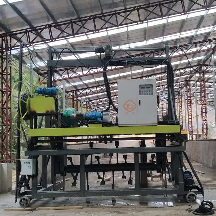 豬糞槽式軌道式翻堆機和自走式翻堆機有什么區(qū)別？哪個廠家好？多少錢一臺？ 