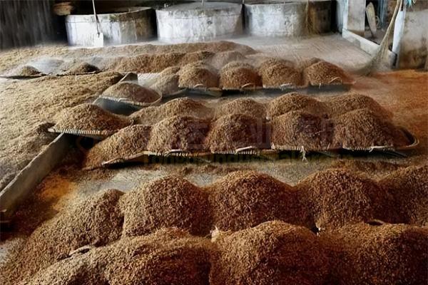 酒糟怎么做成有機(jī)肥?酒糟加工有機(jī)肥配套設(shè)備有哪些?