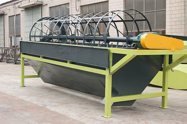 整條雞糞有機(jī)肥生產(chǎn)線,有效解決養(yǎng)殖戶糞便污染問題,破解畜禽糞污治理難題